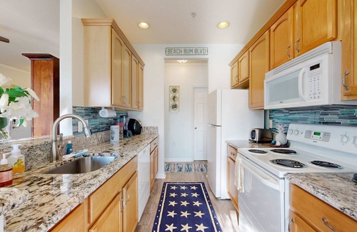 Villages of Five Points Condo | Village of Five Points pet friendly condo with pool, gym, and tennis access