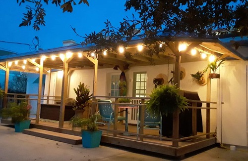 Crescent Beach House | VINTAGE BEACH COTTAGE SAVE JULY 19-22! 90 sec. walk to beach! Supplies Included!