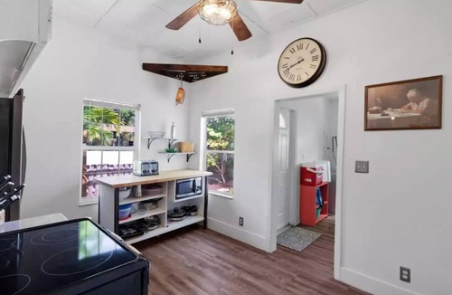 Parrot Cove Cottage | Vintage Coastal Cottage 7bed/3bath