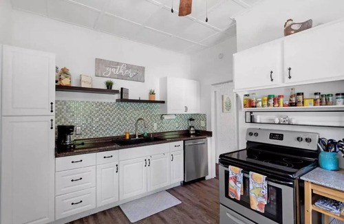 Parrot Cove Cottage | Vintage Coastal Cottage 7bed/3bath