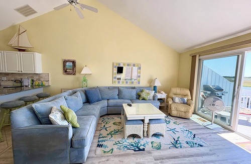 Avalon House | Wake up to breathtaking bay views and end each day with spectacular sunsets from this beautifully appointed four-level bayfront townhouse.
