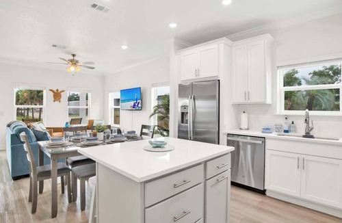 Sanders Beach House | Walk Downtown|Lux design |BBQ| King| Balcony|Views