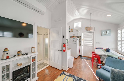 Beach Haven Cottage | Walk to Bay Village, Beaches & More! Cozy Cottage
