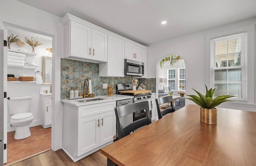 Pass-a-Grille Condo | 🌴Walk to Beach and Restaurants🐬La Barra #103🍹Private Patio with Table/Grill