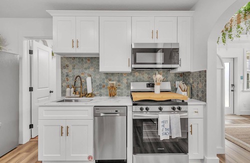 Pass-a-Grille Condo | 🌴Walk to Beach and Restaurants🐬La Barra #103🍹Private Patio with Table/Grill