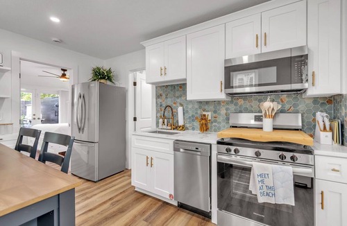 Pass-a-Grille Condo | 🌴Walk to Beach and Restaurants🐬La Barra #103🍹Private Patio with Table/Grill