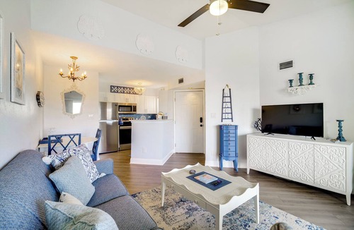 Ocean Side Village Condo | Walk to Canova Beach Park: Couple's Coastal Condo