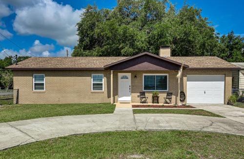 Auburndale House | Walk to Lake Ariana Park! Home w/Screened Porch