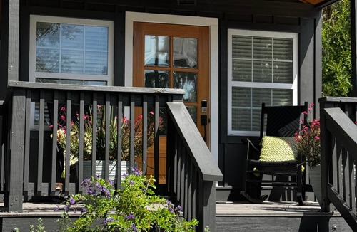 Fort Myers River District Cottage | Walk to River District Eats/Shops! Short Drive to Beaches.Salt H20 Hot Tub &Cozy