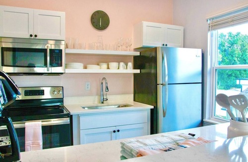 Riverside Heights House | Walk to Tampa Riverwalk King Bed Free Parking