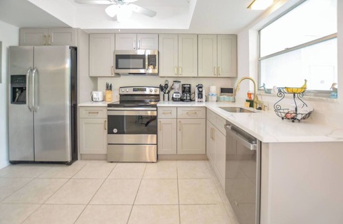 Singer Island Apartment | Walk to the beach 2BR 2BA 1300SF