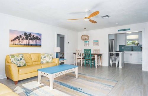 Belle Vista House | Walk to The Beach - Coastal House on St Pete Beach