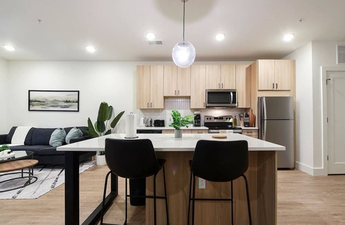 East Liberty Apartment | Walkable Shadyside Stay Apt, Free Parking, Hulu, Disney+ & Gym