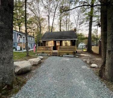Hawley House | Wally’s Cottage Close to Lake