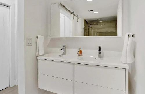 Key Biscayne Apartment | Waterfront 2 Bedroom Retreat with Panoramic City Views