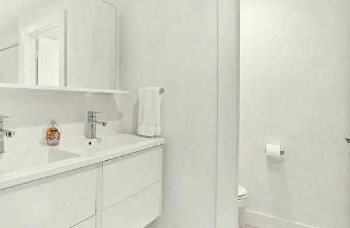 Key Biscayne Apartment | Waterfront 2 Bedroom Retreat with Panoramic City Views