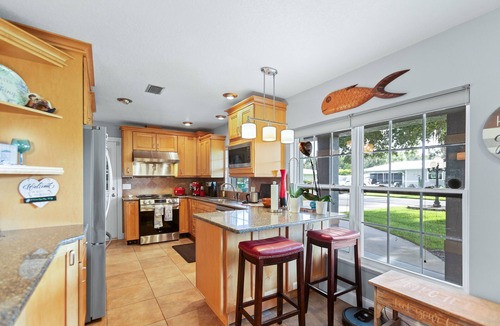 Homosassa House | Waterfront Bungalow with private mooring, slip, kayaks, deep water canal