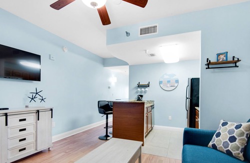 Sunnyside Apartment | Waterfront condo w/ a shared pool, hot tub, & tennis courts - walk to the beach