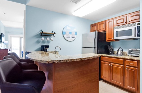 Sunnyside Apartment | Waterfront condo w/ a shared pool, hot tub, & tennis courts - walk to the beach