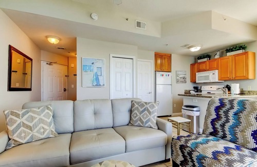 St. Petersburg Condo | Waterfront Condo w/Pool & Hot Tub! Mins to Beach!