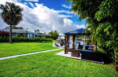 Deerfield Beach Villa | Waterfront! Fantastic 3-bedroom fully renovated villa with POOL and HOT TUB!