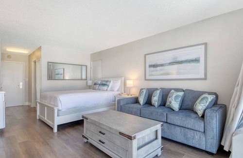 Whitfield Hotel | Waterfront Hotel Room, Huge Pool, Tiki Bar, Close to Beaches & Great Food!