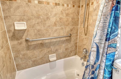 Whitfield Hotel | Waterfront Hotel Room, Huge Pool, Tiki Bar, Close to Beaches & Great Food!