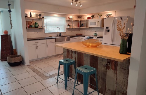 Sarasota House | 🦀 Waterfront house with dock & heated pool 🦀 1 mile from Siesta key 🌴