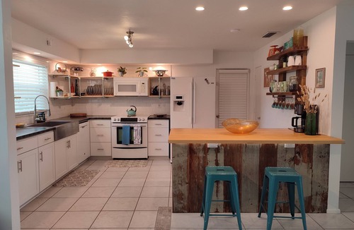 Sarasota House | 🦀 Waterfront house with dock & heated pool 🦀 1 mile from Siesta key 🌴