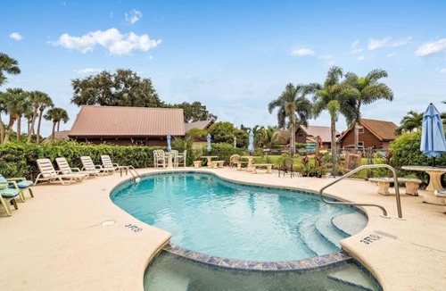 Okeechobee Cabin | Waterfront Log Cabin
