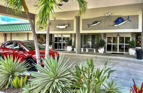 Whitfield Apartment | Waterfront Luxury Remodeled Studio! Pool Tiki Bar