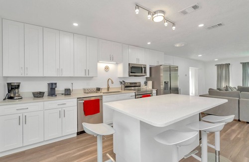 Bay Crest Park House | Waterfront Pool Home 7 Min Airport Weekly & Monthly Stays Sleeps 8+