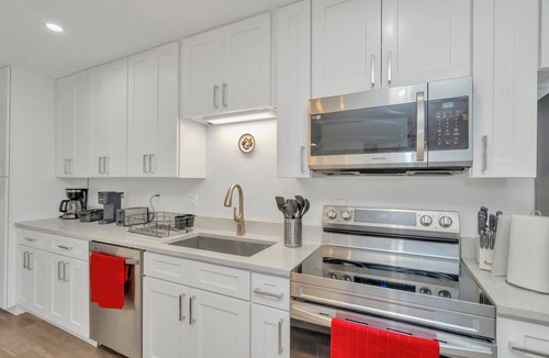 Bay Crest Park House | Waterfront Pool Home 7 Min Airport Weekly & Monthly Stays Sleeps 8+