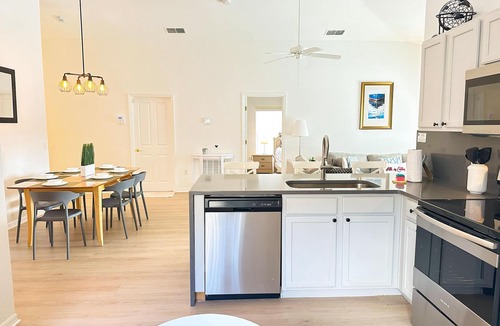 Loughman Villa | Waterfront pool property - 5 rooms - 10 guests