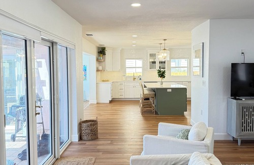 Jungle Terrace House | WATERFRONT, Private Pool, 2025 Remodel