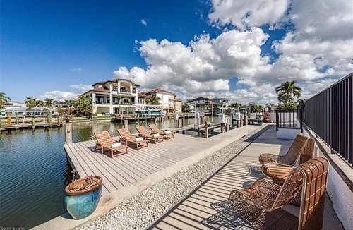 Connors House | 🌴 Waterfront Retreat | Breathtaking Canal Views Pool & Spa