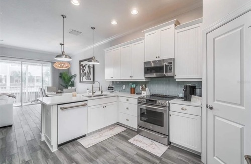 Pinellas Point House | Waterfront Townhome w/Garage – St. Pete