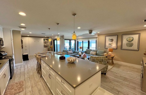 Holmes Beach Condo | WatersEdge208DIRECT GULFFRONT Pool & Tennis – By Island Real Estate