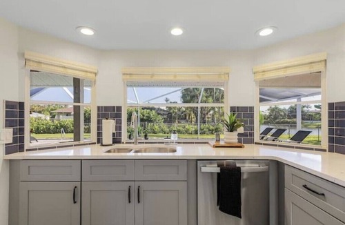 Iona House | Waterview! 5 bdrms! 10 minutes to Fort Myers Beach