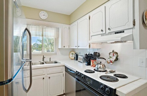 St. Pete Beach Condo | Waves 16: Chic 1BR Condo Steps from St. Pete Beach with Pool Access