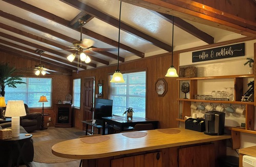 Fedhaven Cottage | Welcoming 2-bedroom cottage with AC in Lake Wales minutes from Camp Mack.