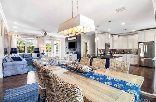 Holmes Beach Villa | Welcoming condo villa close to the beach with private heated pool & WiFi