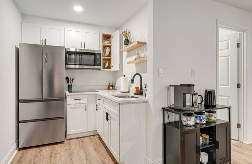 Lakeland Apartment | WFH Friendly! Stylish Lakeland Studio