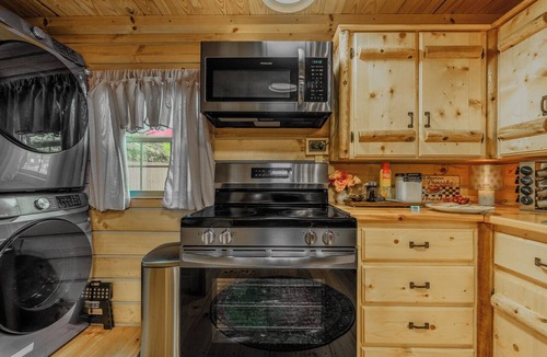 Elizabethton Cabin | Whispering Brook Retreat in the Smoky Mountains w Hot Tub Pet Friendly
