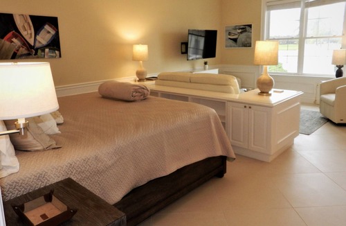 Osprey Apartment | Windsor Lodge Unit 15, studio, close to beaches, pool