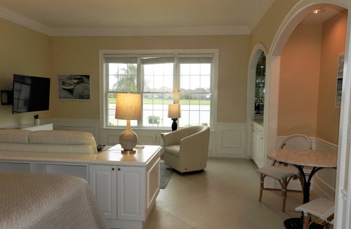 Osprey Apartment | Windsor Lodge Unit 15, studio, close to beaches, pool