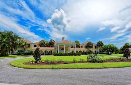 Osprey Apartment | Windsor Lodge Unit 15, studio, close to the beaches, pool access