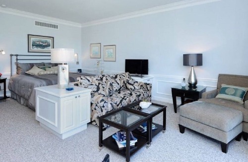 Osprey Apartment | Windsor Lodge Unit 3, studio, close to beaches, pool
