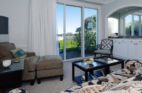 Osprey Apartment | Windsor Lodge Unit 3, studio, close to beaches, pool