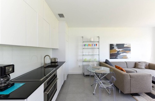 Osprey Apartment | Windsor Lodge Unit 7, studio, close to the beaches, pool access